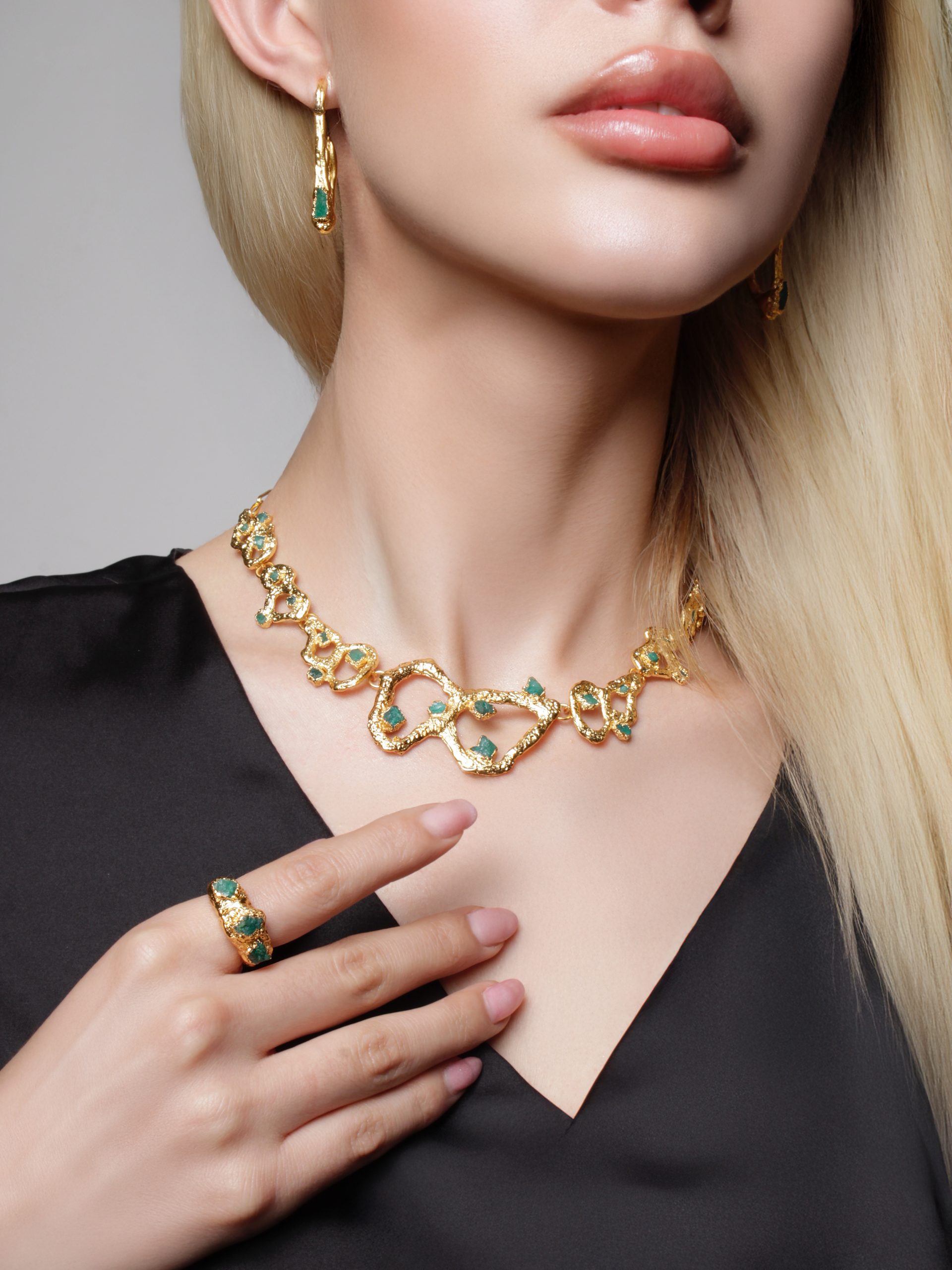 Collar Magma - 24k Gold Plated W/ Raw Colombian Emeralds - Image 3